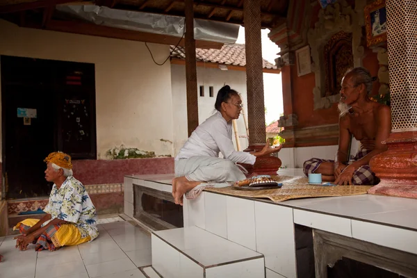 BALI, INDONESIA - MARCH 28: Hindu Brahmin before start ceremonies of Oton - is the first ceremony for baby's on which the infant is allowed to touch the ground on March 28, 2012 on Bali, Indonesi — Stock Photo, Image