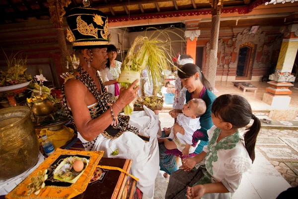 BALI, INDONESIA - 28 DE MARZO: El niño no identificado durante las ceremonias de Otón es la primera ceremonia para el bebé en la que se le permite tocar el suelo el 28 de marzo de 2012 en Bali, Indon. — Foto de Stock