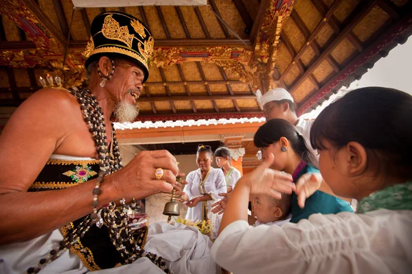BALI, INDONESIA - 28 MARZO: Bambino non identificato durante le cerimonie di Oton - è la prima cerimonia per il bambino in cui il bambino è autorizzato a toccare terra il 28 marzo 2012 a Bali, Indon — Foto Stock