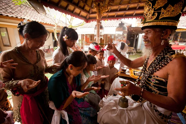 Bali, Indonesië - 28 maart: niet-geïdentificeerde kind tijdens de ceremonies van oton - is de eerste ceremonie voor baby's waarop het kind is toegestaan aan de grond raken op 28 maart 2012 op bali, indon — Stockfoto