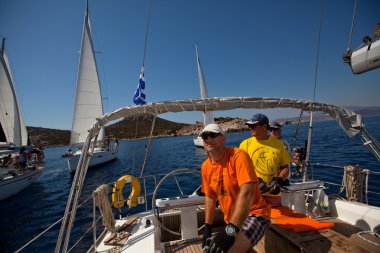 Saron Körfezi, Yunanistan - 23 Eylül: denizciler katılmak yelkenli içinde 