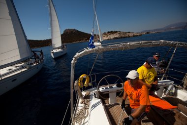 Saron Körfezi, Yunanistan - 23 Eylül: denizciler katılmak yelkenli içinde 