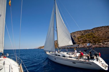 Saron Körfezi, Yunanistan - 23 Eylül: denizciler katılmak yelkenli içinde 