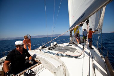 Saron Körfezi, Yunanistan - 23 Eylül: denizciler katılmak yelkenli içinde 