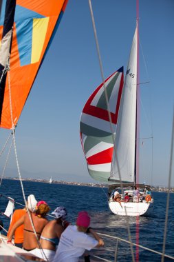 Saron Körfezi, Yunanistan - 23 Eylül: denizciler katılmak yelkenli içinde 