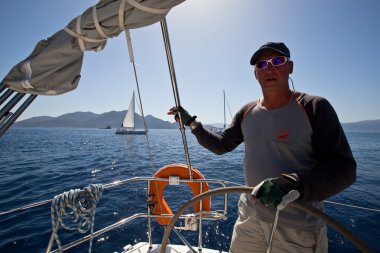 Saron Körfezi, Yunanistan - 23 Eylül: denizciler katılmak yelkenli içinde 