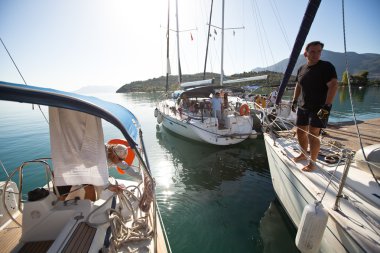 Saron Körfezi, Yunanistan - 23 Eylül: denizciler katılmak yelkenli içinde 