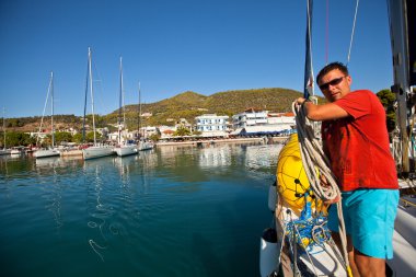 Saron Körfezi, Yunanistan - 23 Eylül: denizciler katılmak yelkenli içinde 