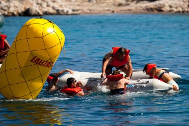 Saron Körfezi, Yunanistan - 23 Eylül: denizciler katılmak yelkenli içinde 