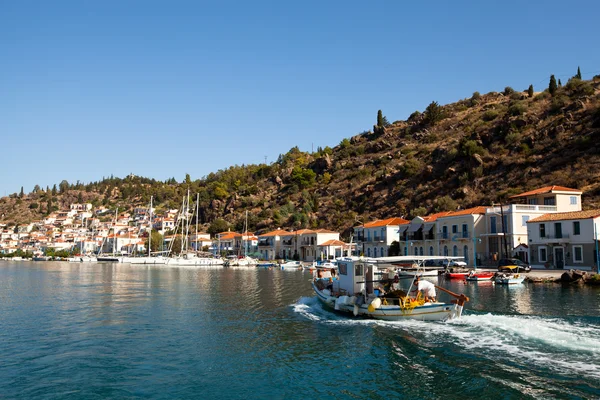 SARONIC GULF, GRECIA - 23 DE SEPTIEMBRE: Barcos competidores Durante la regata de vela "Viva Grecia 2012" el 23 de septiembre de 2012 en el Golfo Sarónico, Grecia . —  Fotos de Stock