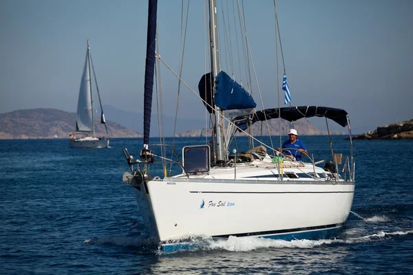 SARONIC GULF, GRECIA - 23 DE SEPTIEMBRE: Barcos competidores Durante la regata de vela "Viva Grecia 2012" el 23 de septiembre de 2012 en el Golfo Sarónico, Grecia . —  Fotos de Stock