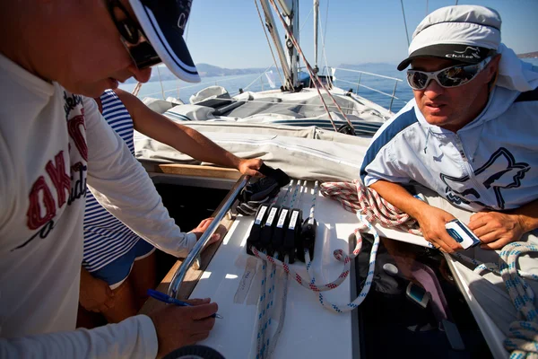 萨罗尼克湾，希腊-9 月 23 日： 水手参加帆船赛"viva 希腊 2012" 在 2012 年 9 月 23 日在希腊萨罗尼克湾. — 图库照片