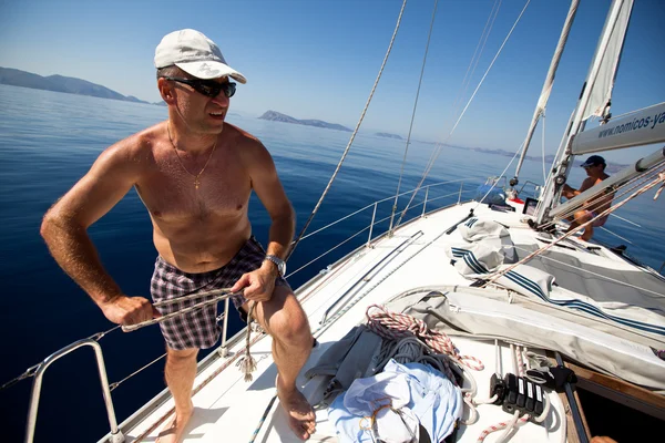 GULF SARÔNICO, GRÉCIA - SETEMBRO 23: Marinheiros participam da regata de vela "Viva Grécia 2012" em 23 de setembro de 2012 no Golfo Sarônico, Grécia . — Fotografia de Stock