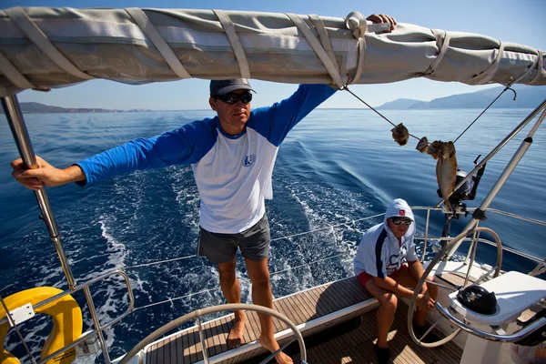 GULF SARÔNICO, GRÉCIA - SETEMBRO 23: Marinheiros participam da regata de vela "Viva Grécia 2012" em 23 de setembro de 2012 no Golfo Sarônico, Grécia . — Fotografia de Stock