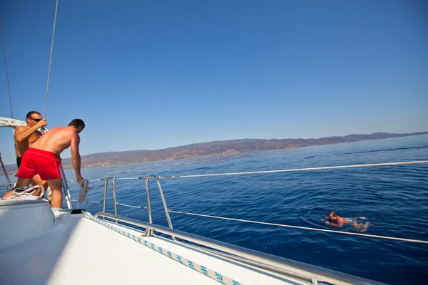 Saron Körfezi, Yunanistan - 23 Eylül: denizciler katılmak yelkenli içinde "viva Yunanistan 2012" 23 Eylül 2012 tarihinde saronic gulf, Yunanistan. — Stok fotoğraf