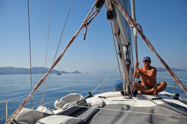 GULF SARÔNICO, GRÉCIA - SETEMBRO 23: Marinheiros participam da regata de vela "Viva Grécia 2012" em 23 de setembro de 2012 no Golfo Sarônico, Grécia . — Fotografia de Stock