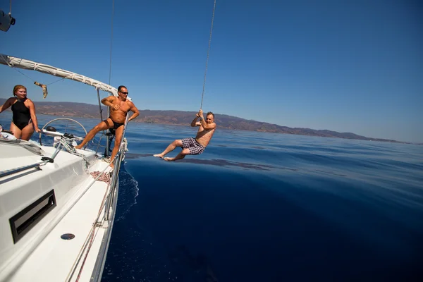 SARONIC GULF, GREECE - SEPTEMBER 23: Sailors participate in sailing regatta "Viva Greece 2012" on September 23, 2012 on Saronic Gulf, Greece. — Stock Photo, Image