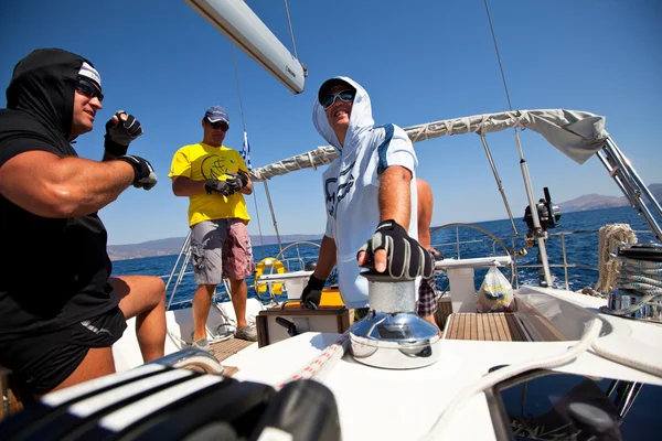 SARONIC GULF, GRECIA - 23 DE SEPTIEMBRE: Los marineros participan en la regata de vela "Viva Grecia 2012" el 23 de septiembre de 2012 en el Golfo Sarónico, Grecia . —  Fotos de Stock