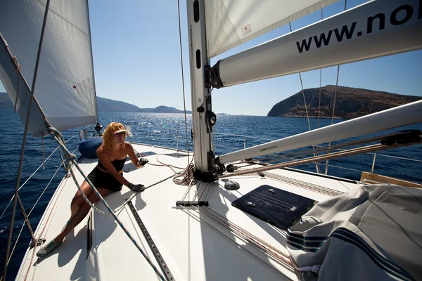 GULF SARÔNICO, GRÉCIA - SETEMBRO 23: Marinheiros participam da regata de vela "Viva Grécia 2012" em 23 de setembro de 2012 no Golfo Sarônico, Grécia . — Fotografia de Stock