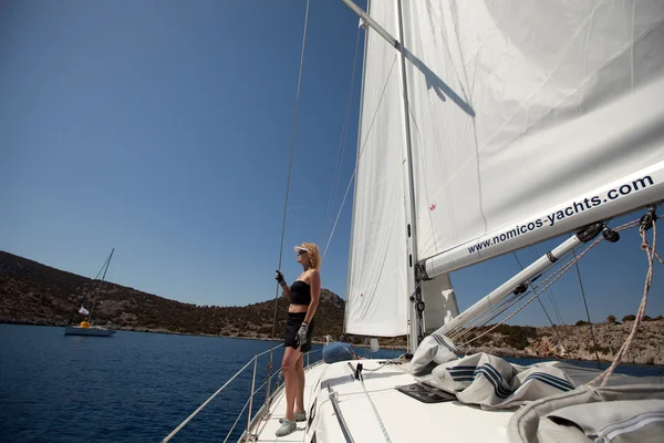 SARONIC GULF, GREECE - SEPTEMBER 23: Sailors participate in sailing regatta "Viva Greece 2012" on September 23, 2012 on Saronic Gulf, Greece. — Stock Photo, Image