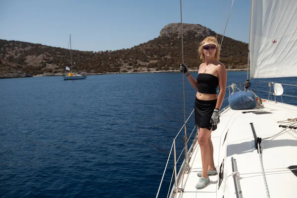 SARONIC GULF, GREECE - SEPTEMBER 23: Sailors participate in sailing regatta "Viva Greece 2012" on September 23, 2012 on Saronic Gulf, Greece. — Stock Photo, Image