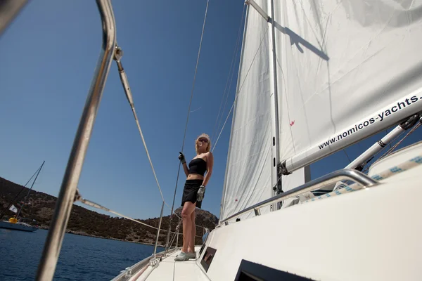 GULF SARÔNICO, GRÉCIA - SETEMBRO 23: Marinheiros participam da regata de vela "Viva Grécia 2012" em 23 de setembro de 2012 no Golfo Sarônico, Grécia . — Fotografia de Stock