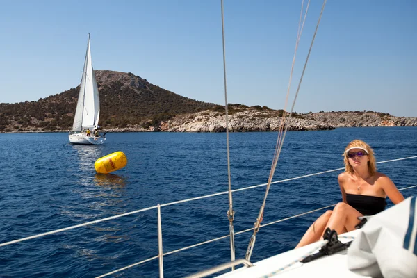 Saronischer Golf, Griechenland - 23. September: Segler nehmen an der Segelregatta "viva greece 2012" am 23. September 2012 auf Saronischer Golf, Griechenland teil. — Stockfoto