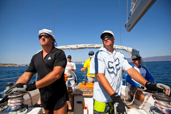 GULF SARONICO, GRECIA - 23 SETTEMBRE: I marinai partecipano alla regata di vela "Viva Grecia 2012" il 23 settembre 2012 sul Golfo Saronico, Grecia . — Foto Stock