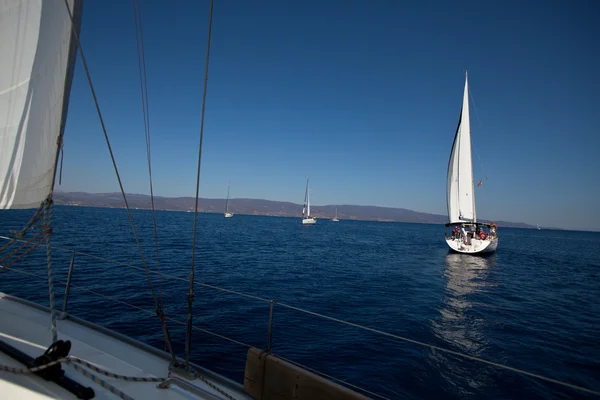 SARONIC GULF, GRECIA - 23 DE SEPTIEMBRE: Los marineros participan en la regata de vela "Viva Grecia 2012" el 23 de septiembre de 2012 en el Golfo Sarónico, Grecia . —  Fotos de Stock
