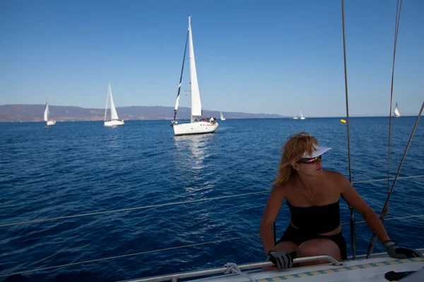サロニコス湾ギリシャ - 9 月 23 日: 船員セーリング レガッタに参加する"ビバ ギリシャ 2012」2012 年 9 月 23 日にギリシャ、サロニコス湾. — ストック写真