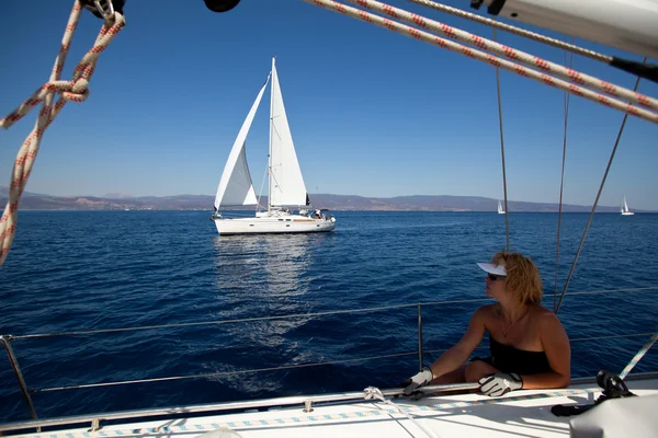 GULF SARONICO, GRECIA - 23 SETTEMBRE: I marinai partecipano alla regata di vela "Viva Grecia 2012" il 23 settembre 2012 sul Golfo Saronico, Grecia . — Foto Stock