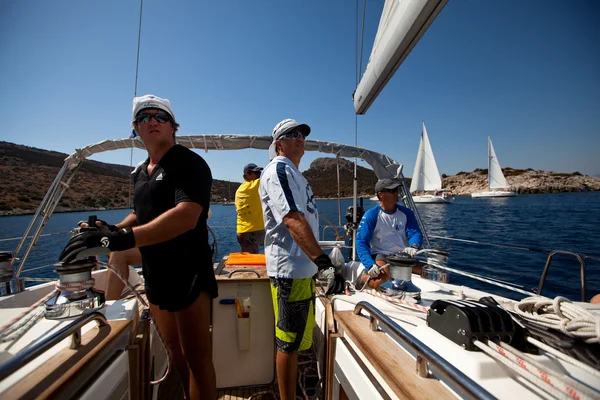 GULF SARÔNICO, GRÉCIA - SETEMBRO 23: Marinheiros participam da regata de vela "Viva Grécia 2012" em 23 de setembro de 2012 no Golfo Sarônico, Grécia . — Fotografia de Stock