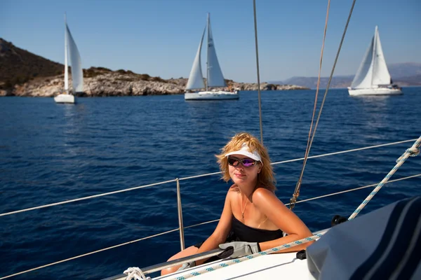 Saron Körfezi, Yunanistan - 23 Eylül: denizciler katılmak yelkenli içinde 