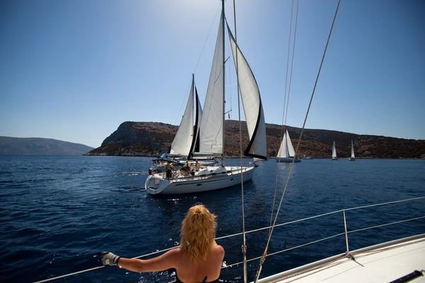 GULF SARÔNICO, GRÉCIA - SETEMBRO 23: Marinheiros participam da regata de vela "Viva Grécia 2012" em 23 de setembro de 2012 no Golfo Sarônico, Grécia . — Fotografia de Stock