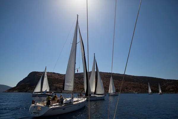 GULF SARÔNICO, GRÉCIA - SETEMBRO 23: Barcos Competidores Durante a regata de vela "Viva Grécia 2012" em 23 de setembro de 2012 no Golfo Sarônico, Grécia . — Fotografia de Stock