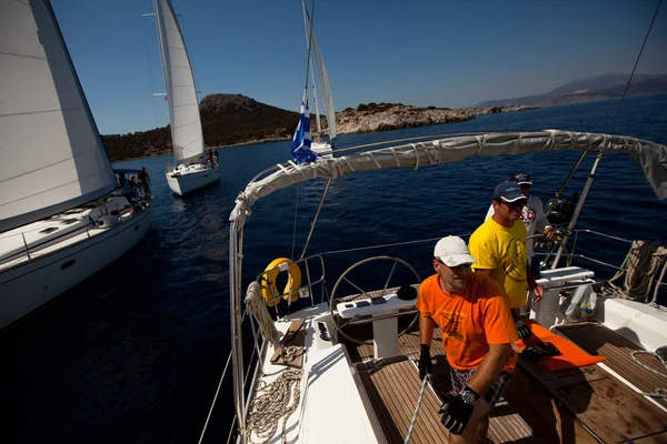 Σαρωνικός κόλπος, Ελλάδα - 23 Σεπτεμβρίου: ναύτες συμμετάσχου ρεγκάτα ιστιοπλοΐας "viva Ελλάδα 2012» στις 23 Σεπτεμβρίου 2012 στο Σαρωνικό κόλπο, Ελλάδα. — Φωτογραφία Αρχείου