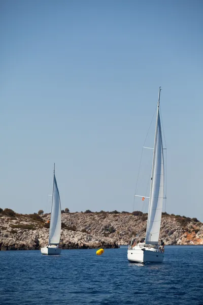 GULF SARÔNICO, GRÉCIA - SETEMBRO 23: Barcos Competidores Durante a regata de vela "Viva Grécia 2012" em 23 de setembro de 2012 no Golfo Sarônico, Grécia . — Fotografia de Stock