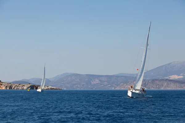 GULF SARÔNICO, GRÉCIA - SETEMBRO 23: Barcos Competidores Durante a regata de vela "Viva Grécia 2012" em 23 de setembro de 2012 no Golfo Sarônico, Grécia . — Fotografia de Stock