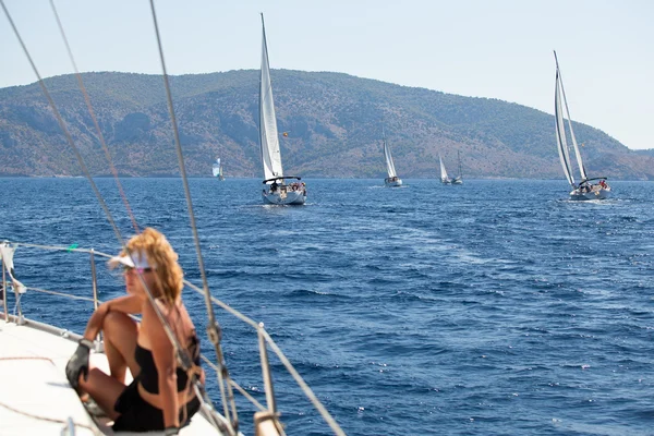 SARONIC GULF, GRECIA - 23 DE SEPTIEMBRE: Barcos competidores Durante la regata de vela "Viva Grecia 2012" el 23 de septiembre de 2012 en el Golfo Sarónico, Grecia . —  Fotos de Stock