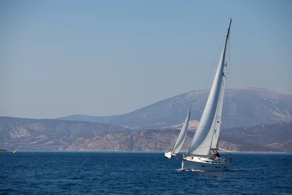 Golf van Egina, Griekenland - september 23: boten concurrenten tijdens het zeilen regatta "viva griekenland 2012" op 23 september 2012 betreffende de Golf van Egina, Griekenland. — Stockfoto
