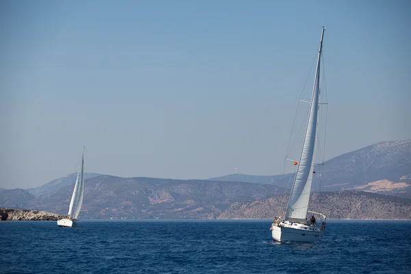GULF SARÔNICO, GRÉCIA - SETEMBRO 23: Barcos Competidores Durante a regata de vela "Viva Grécia 2012" em 23 de setembro de 2012 no Golfo Sarônico, Grécia . — Fotografia de Stock