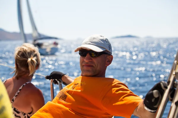 GULF SARÔNICO, GRÉCIA - SETEMBRO 23: Marinheiros participam da regata de vela "Viva Grécia 2012" em 23 de setembro de 2012 no Golfo Sarônico, Grécia . — Fotografia de Stock