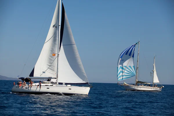 Saronský záliv, Řecko - 23. září: čluny konkurenty během plachetnic "viva Řecko 2012" v září 23, 2012 na Saronský záliv, Řecko. — Stock fotografie