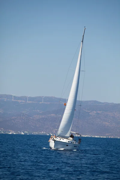 GULF SARÔNICO, GRÉCIA - SETEMBRO 23: Barcos Competidores Durante a regata de vela "Viva Grécia 2012" em 23 de setembro de 2012 no Golfo Sarônico, Grécia . — Fotografia de Stock