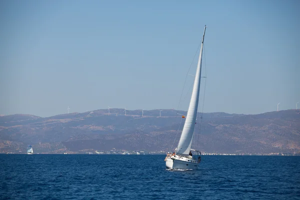 SARONIC GULF, GREECE - 23 SEPTEMBRIE: Concurenți de bărci În timpul navigării regatta "Viva Grecia 2012" pe 23 septembrie 2012 pe Golful Saronic, Grecia . — Fotografie, imagine de stoc