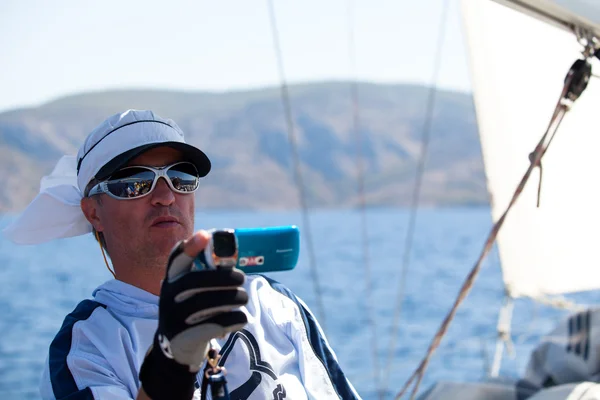 GULF SARÔNICO, GRÉCIA - SETEMBRO 23: Marinheiros participam da regata de vela "Viva Grécia 2012" em 23 de setembro de 2012 no Golfo Sarônico, Grécia . — Fotografia de Stock