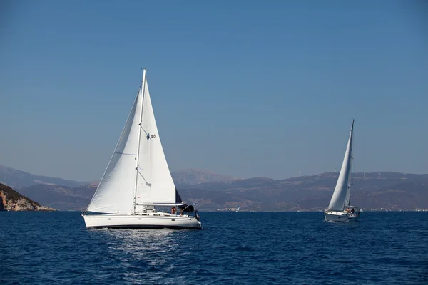 Саронічну затоку, Греція - 23 вересня: човни конкурентів під час Вітрильна Регата "viva Греції 2012» 23 вересня 2012 року на Саронічну затоку, Греція. — стокове фото