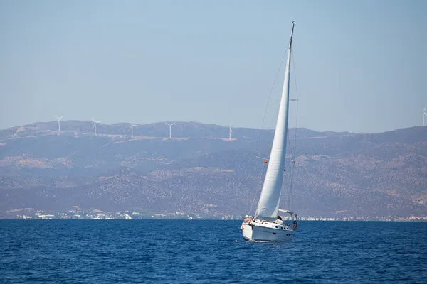 GULF SARÔNICO, GRÉCIA - SETEMBRO 23: Barcos Competidores Durante a regata de vela "Viva Grécia 2012" em 23 de setembro de 2012 no Golfo Sarônico, Grécia . — Fotografia de Stock