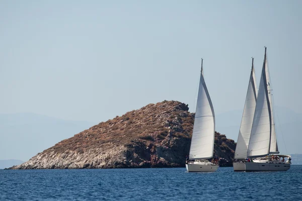 Golf van Egina, Griekenland - september 23: boten concurrenten tijdens het zeilen regatta "viva griekenland 2012" op 23 september 2012 betreffende de Golf van Egina, Griekenland. — Stockfoto