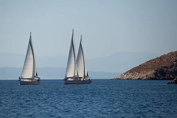 SARONIC GULF, GRECIA - 23 DE SEPTIEMBRE: Barcos competidores Durante la regata de vela "Viva Grecia 2012" el 23 de septiembre de 2012 en el Golfo Sarónico, Grecia . — Foto de Stock